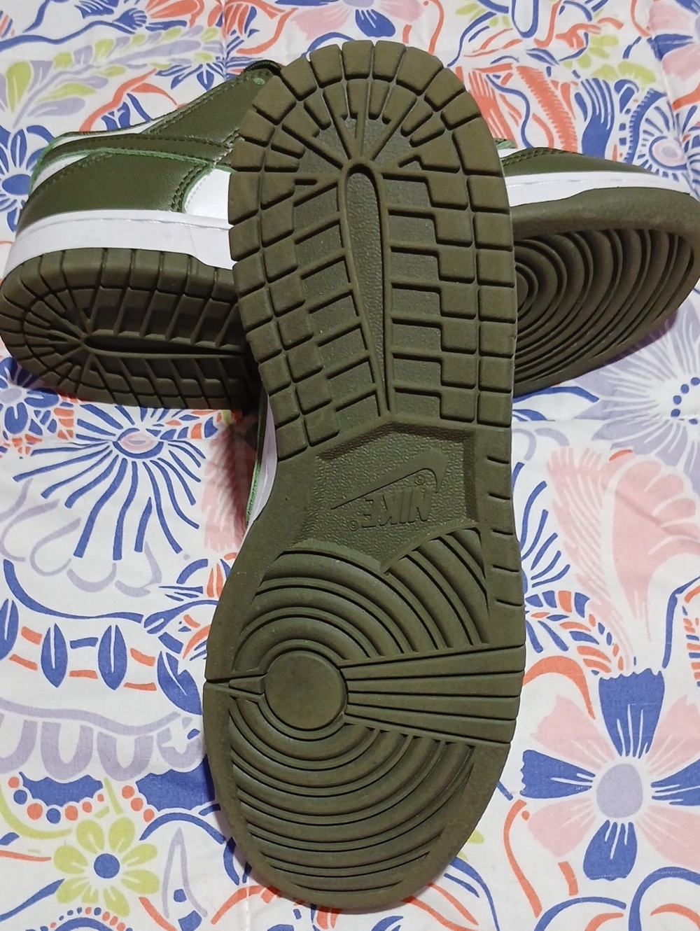 Nike Olive Green and Kahki Low Sneakers - Picture 5 of 5